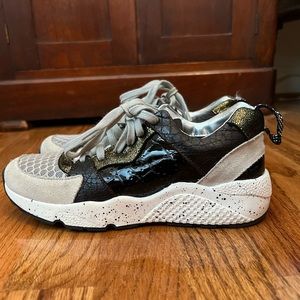 P448 Sneakers 36 (size 6)